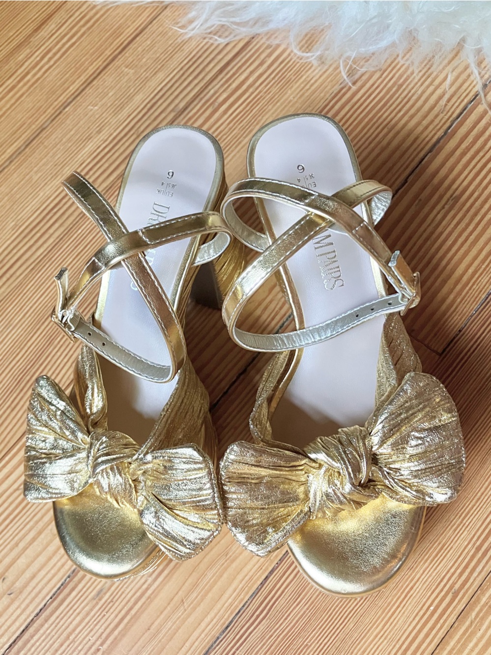 NWOB Dream Pairs Platform
Pleated Bow Ankle Strap Sandals in Gold Sz 6 - Picture 8 of 16